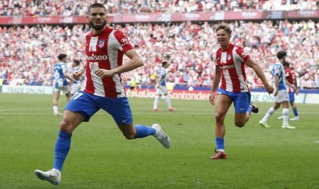 Pemain Atletico Madrid, Yannick Carrasco (kiri) merayakan gol penalti ke gawang Espanyol dalam pertandingan Liga Spanyol di Stadion Wanda Metropolitano, Ahad (17/4/2022) malam.