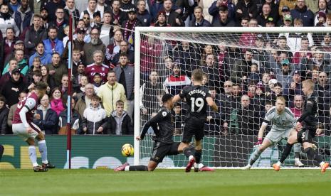 Pemain Atson Villa Philippe Coutinho (kiri) menjebol gawang Arsenal dalam pertandingan Liga Primer Inggris.