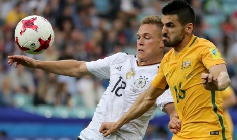 Pemain Australi, Aziz Behich (kanan) berebut bola dengan pemain Jerman, Joshua Kimmich pada laga penyisihan Piala Konfederasi 2017 di Sochi, Rusia, Selasa (20/6) dini hari WIB. Jerman menang 3-2.