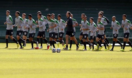 Pemain Australia selama sesi pelatihan di stadion Estadio Major Antonio Couto Pereira di Curitiba, Brasil,(22/6). (EPA/Rungroj Yongrit)