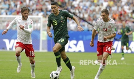 Pemain Australia Tom Rogic dibayangi pemain Denmark Lasse Schone  dan Henrik Dalsgaard pada  pertandingan grup C Piala Dunia antara Denmark dan Australia  di Samara Arena di Samara, Rusia, Kamis (21/6).