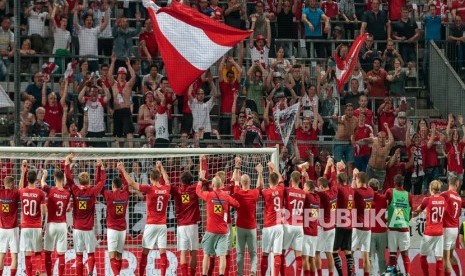   Pemain Austria merayakan kemenangan setelah pertandingan sepak bola persahabatan internasional antara Austria dan Rusia di Stadion Tivoli di Innsbruck, Austria (30/5). 