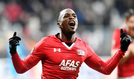 Pemain AZ Alkmaar, Ridgeciano Haps merayakan golnya di Liga Europa.