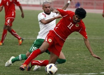 Pemain Bahrain, Abdullatif Ismaeel (kanan) berebut bola dengan pemain Indonesia, Michiele Diego (kiri). Indonesia dicukur Bahrain 10-0 dalam laga kualifikasi Piala Dunia 2014, Rabu (29/1).