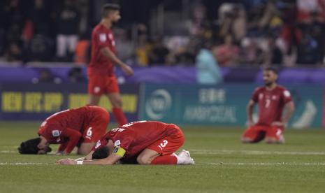 Pemain Bahrain Waleed Alhayam (depan) dan rekan satu timnya bersujud menysyukuri kemenangan 1-0 atas Malaysia dalam pertandingan Grup E Piala Asia 2023 di Stadion Jassim bin Hamad, Doha, Qatar, Sabtu (20/1/2024)