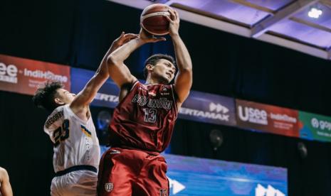 Pemain Bali UNited Basketball Ponsianus Nyoman Indrawan alias Koming (memegang bola).