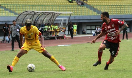 Pemain Bali United Brwa Hekmat Nouri (kanan) berusaha membayangi pemain Bhayangkara FC Bruno De Oliveira Matos (kiri) pada pertandingan Liga 1, di Stadion Patriot Candrabhaga, Bekasi, Jawa Barat, Jumat (13/9/2019). Bhayangkara FC ditahan imbang Bali United dengan skor akhir 0-0. 