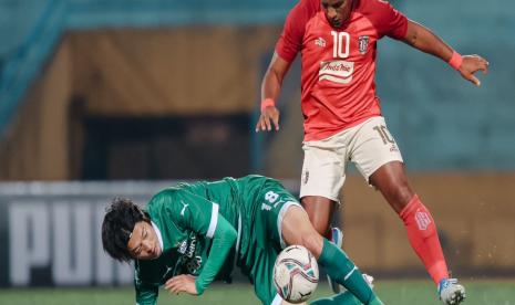 Pemain Bali United Eber Bessa (kanan) berebut bola dengan pemain Daejon Hana Citizen FC, Kim Minhyun pada laga di Stadion Hanoi, Vietnam, Selasa (23/1/2024) 