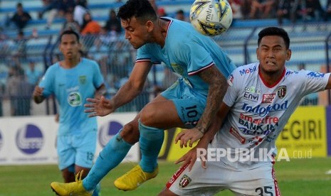 Pemain Bali United Haudi Abdillah (kanan) berebut bola dengan pemain Persela Lamongan Alex Dos Santos Goncalves (kedua kanan) dalam pertandingan lanjutan Liga 1 2019 di Stadion Surajaya Lamongan, Jawa Timur, Kamis (18/7/2019). 