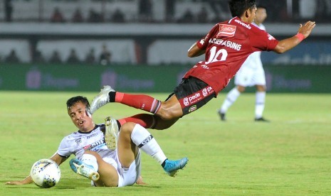 Pemain  Bali United Kadek Agung Widnyana Putra (kanan) berebut bola dengan bek Tira Persikabo Muhammad Guntur Triaji saat pertandingan Liga 1 2019 di Stadion Kapten I Wayan Dipta, Gianyar, Bali, Kamis (12/12). Dalam pertandingan tersebut, Tira Persikabo mengalahkan Bali United 1-0.