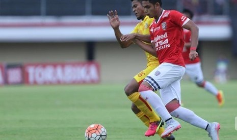 Pemain Bali United Miftahul Hamdi (kanan) dijaga ketat gelandang Bhayangkara FC Zulfiandi.