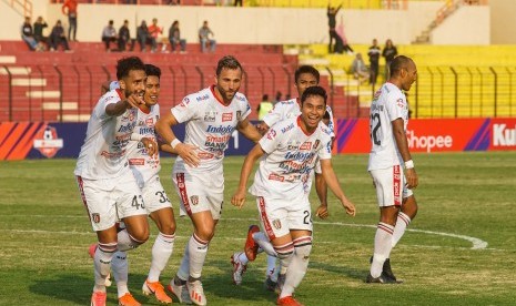 Pemain Bali United Ricky Fajrin (keempat kiri) melakukan selebrasi seusai menjebol gawang Kalteng Putra saat laga Liga 1 2019 di Stadion Sultan Agung, Bantul, DI Yogyakarta, Rabu (26/6).