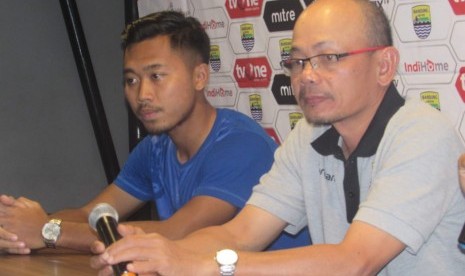 Pemain Bandung Blitar United, Fafa Muhamad Zuhud (kiri) dan pelatih Bandung Blitar United, Liestiadi (kanan) di Graha Persib, Jalan Sulanjana, Kota Bandung, Kamis (22/8). 