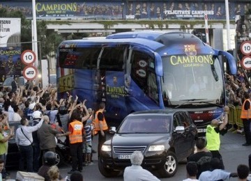 Pemain Barca naik bus