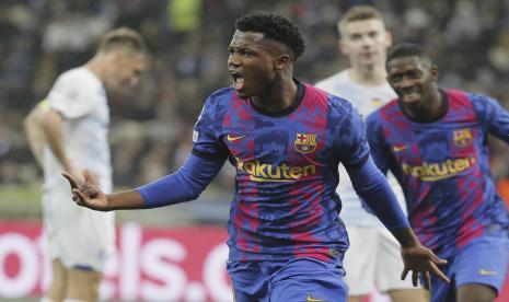 Penyerang Barcelona Ansu Fati merayakan gol ke gawang Dynamo Kiev pada pertandingan Liga Champions, Rabu (3/11) dini hari WIB.