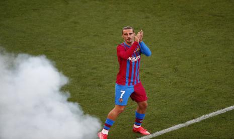 Striker Barcelona Antoine Griezmann bertepuk tangan.