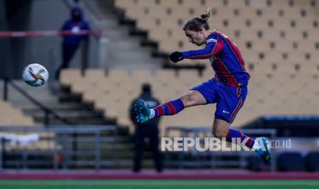 Striker Barcelona Antoine Griezmann melakukan tendangan saat pertandingan final Piala Super Spanyol antara FC Barcelona dan Athletic Bilbao di Stadion La Cartuja di Sevilla, Spanyol, Senin (18/1) dini hari WIB.