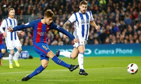 Pemain Barcelona Denis Suarez saat menjebol gawang Real Sociedad dalam pertandingan Copa del Rey di Camp Nou, Jumat (27/1).