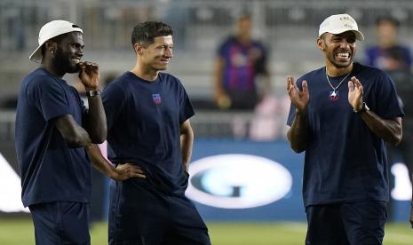 Pemain Barcelona Franck Kessie (kiri) Robert Lewandowski (tengah) dan Pierre-Emerick Aubameyang mengobrol setelah pertandingan persahabatan melawan Inter Miami, Selasa, 19 Juli 2022, di Fort Lauderdale, Florida.