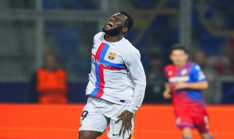 Pemain Barcelona Franck Kessie meringis kesakitan saat membela timnya melawan Viktoria Plzen di Liga Champions.