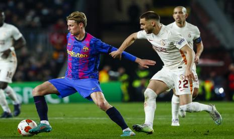 Pemain Barcelona Frenkie de Jong, kiri, berduel memperebutkan bola dengan pemain Galatasaray Berkan Kutlu pada pertandingan leg pertama babak 16 besar Liga Europa antara FC Barcelona dan Galatasaray di stadion Camp Nou di Barcelona, ??Spanyol, Kamis, 10 Maret 2022.