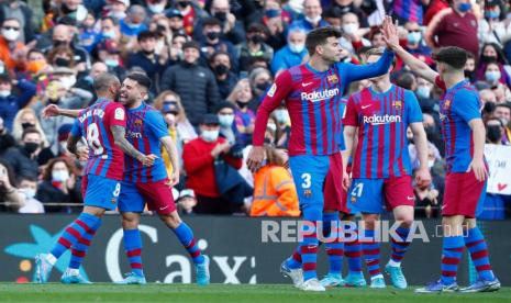 Pemain Barcelona Jordi Alba (kedua dari kiri) merayakan setelah mencetak gol pembuka timnya dengan pemain Barcelona Dani Alves saat pertandingan sepak bola La Liga Spanyol antara FC Barcelona dan Atletico Madrid di stadion Camp Nou di Barcelona, ??Spanyol, Senin (7/2/2022) dini hari WIB.