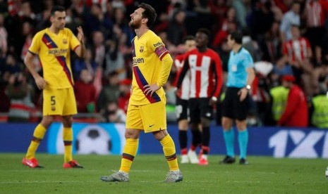 Pemain Barcelona Lionel Messi (tengah) dan Sergio Busquets di perempat final Copa del Rey (Piala Raja Spanyol) kontra Athletic Bilbao di Stadion San Mames, Bilbao.