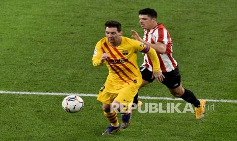 Pemain Barcelona Lionel Messi berlari dengan bola pada pertandingan sepak bola La Liga Spanyol antara Athletic Bilbao dan Barcelona di Stadion San Mames di Bilbao, Spanyol, Kamis (7/1) dini hari WIB.