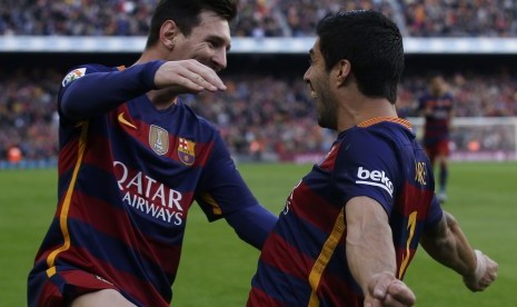 Pemain Barcelona Luis Suarez dan rekan setimnya Lionel Messi