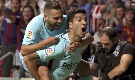 Pemain Barcelona Luis Suarez (kanan) bersama Jordi Alba merayakan gol ke gawang Atletico Madrid pada lanjutan La Liga Spanyol 2017/2018, Madrid, Spanyol, Ahad (15/10) dini hari WIB. Barca dan Atletico bermain imbang 1-1 pada laga tersebut. 