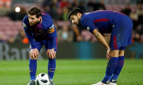 Pemain Barcelona, Luis Suarez (kanan) dan Lionel Messi), pada laga kontra Valencia di Camp Nou, Jumat (2/1) dini hari WIB. Barca menang 1-0 pada pertandingan ini. 