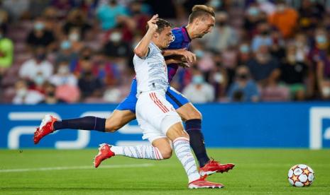 Pemain Barcelona Luuk de Jong beraksi melawan pemain Bayern Muenchen Benjamin Pavard dalam pertandingan Liga Champions Grup F, di Stadion Camp Nou, Barcelona. 