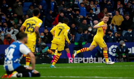 Pemain Barcelona Luuk de Jong, kanan, merayakan setelah mencetak gol kedua timnya saat pertandingan sepak bola La Liga Spanyol antara RCD Espanyol dan Barcelona di stadion Cornella-El Prat di Barcelona, ????Spanyol,Senin (14/2) dini hari WIB..