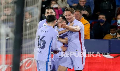  Pemain Barcelona Luuk de Jong, kanan, merayakan setelah mencetak gol ketiga timnya saat pertandingan sepak bola La Liga Spanyol antara Levante dan Barcelona di stadion Ciutat de Valencia di Valencia, Spanyol,  Senin (11/4/2022) dini hari WIB. 