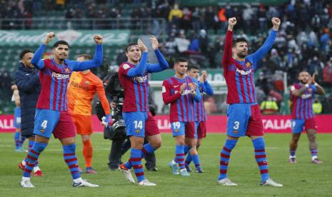 Pemain Barcelona melakukan selebrasi usai mengalahkan Elche 2-1 di laga La Liga Spanyol di Stadion Manuel Martinez Valero, Ahad (6/3) malam WIB.