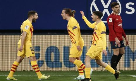 Pemain Barcelona merayakan gol ke gawang Osasuna, di Stadion El Sadar, Ahad (7/3) dini hari WIB.