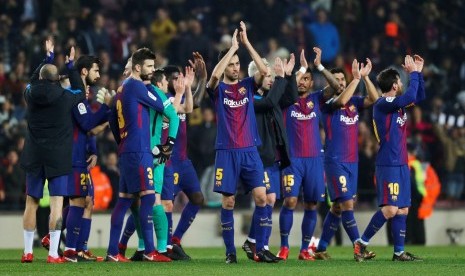 Pemain Barcelona merayakan keberhasilan lolos ke semifinal Copa del Rey 2017/2018, Jumat (26/1) dini hari WIB.