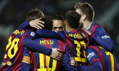 Pemain Barcelona merayakan kemenangan telak 6-0 atas Elche dalam laga La Liga Spanyol di Stadion Martinez Valero, Elce, Sabtu (24/1). 