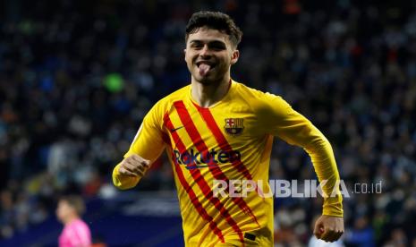 Pemain Barcelona Pedri  merayakan setelah mencetak gol pembuka saat pertandingan sepak bola La Liga Spanyol antara RCD Espanyol dan Barcelona di stadion Cornella-El Prat di Barcelona, ??Spanyol, Senin (14/2) dini hari WIB..