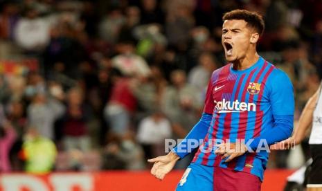 Pemain Barcelona Phillippe Coutinho melakukan selebrasi setelah mencetak gol 3-1 pada pertandingan sepak bola LaLiga Spanyol antara FC Barcelona dan Valencia CF di stadion Camp Nou di Barcelona, ??Catalonia, timur laut Spanyol, beberapa waktu lalu.