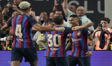 Pemain Barcelona Raphinha, kanan, melakukan selebrasi setelah mencetak gol ke gawang Real Madrid pada babak pertama pertandingan persahabatan Sabtu, 23 Juli 2022, di Las Vegas.