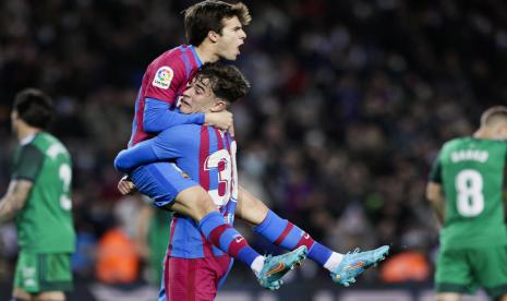 Pemain Barcelona Riqui Puig (kiri) melakukan selebrasi bersama rekan setimnya, Gavi, usai mencetak gol keempat ketika menghadali Osasuna dalam lanjutan La Liga Spanyol 2021/2022 di Camp Nou.