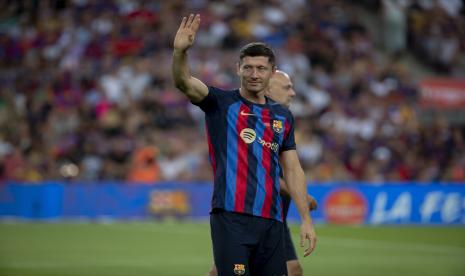 Penyerang Barcelona Robert Lewandowski melambai tangan. Lewandowski mencetak dua gol saat Barcelona sukses memetik kemenangan perdana setelah membekap tuan rumah Real Sociedad dengan skor 4-1 pada jornada kedua La Liga Spanyol 2022/2023 di Estadio Anoeta, Senin (22/8/2022) dini hari WIB.