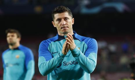  Pemain Barcelona Robert Lewandowski memberi tepuk tangan kepada para penggemar di akhir pertandingan sepak bola Grup C Liga Champions antara Barcelona dan Bayern Munich di stadion Camp Nou di Barcelona, ??Spanyol, Rabu, 26 Oktober 2022. 