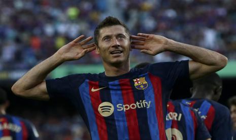  Pemain Barcelona Robert Lewandowski merayakan setelah mencetak gol pembuka timnya selama pertandingan sepak bola La Liga Spanyol antara FC Barcelona dan Valladolid CF di stadion Camp Nou di Barcelona, ??Spanyol,  Senin (29/8/2022) dini hari WIB.