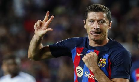  Pemain Barcelona Robert Lewandowski merayakan setelah mencetak gol keempat timnya selama pertandingan sepak bola Grup C Liga Champions antara FC Barcelona dan Viktoria Plzen di stadion Camp Nou di Barcelona, ??Spanyol, Kamis (8/9) dini hari WIB.