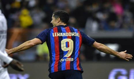 Penyerang Barcelona Robert Lewandowski berselebrasi usai merayakan gol.