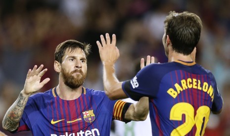  Pemain Barcelona Sergi Roberto (kanan) merayakan golnya dengan rekan timnya Lionel Messi dalam pertandingan La Liga melawan Real Betis di Camp Nou, Barcelona, (21/8).