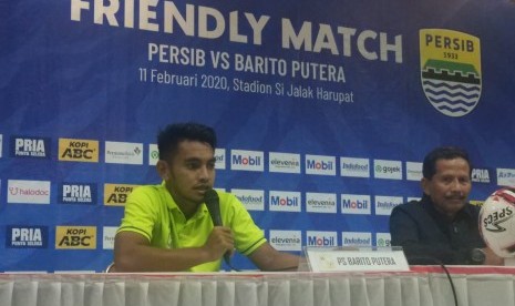 Pemain Barito Putera, Abrizal Umanailo dan pelatih Barito Putera, Djadjang Nurdjaman di Stadion Si Jalak Harupat, Kabupaten Bandung, Selasa (11/2).