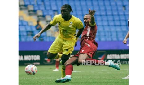 Pemain Barito Putera Alhaji Gero (kiri) dijaga pemain PSM Makassar dalam lanjutan BRI Liga 1.